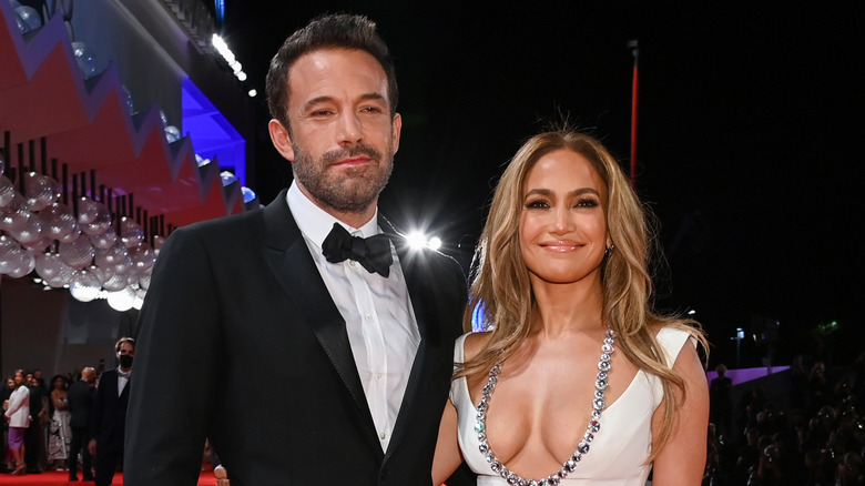 Ben Affleck et Jennifer Lopez posant ensemble