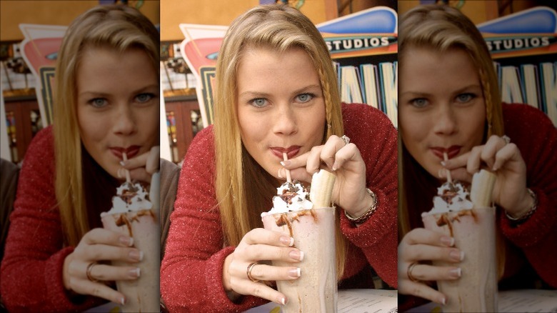 Alison Sweeney buvant un milk-shake