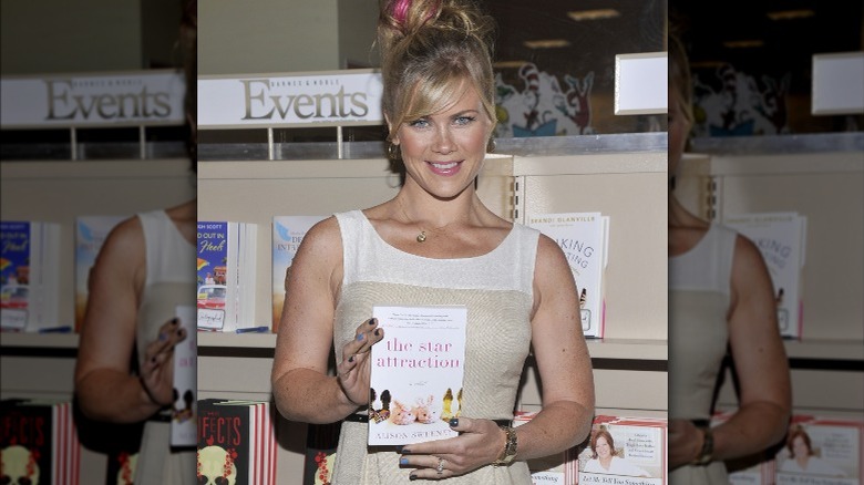 Alison Sweeney tient un livre