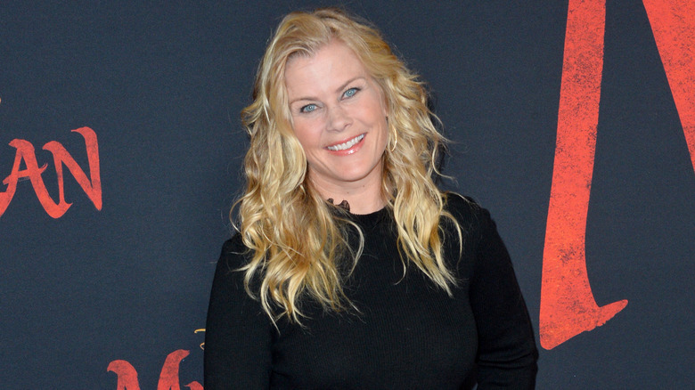 Alison Sweeney sourit