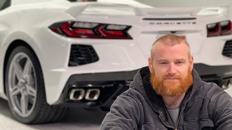 Wes Bergmann pose avec Corvette