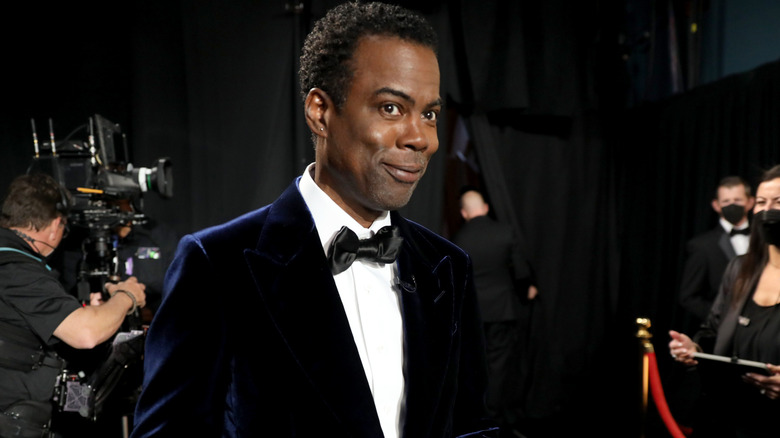 Chris Rock est vu dans les coulisses de la 94e cérémonie annuelle des Oscars