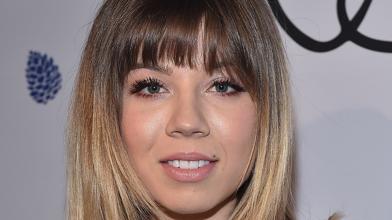 Jennette McCurdy sur le tapis rouge lors d'un événement 