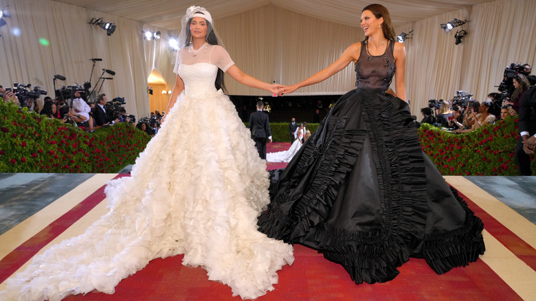 Kylie et Kendall Jenner se tenant la main au Met Gala 2022