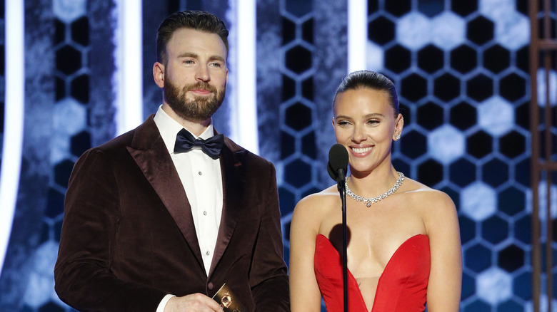 Scarlett Johansson et Chris Evans sourient