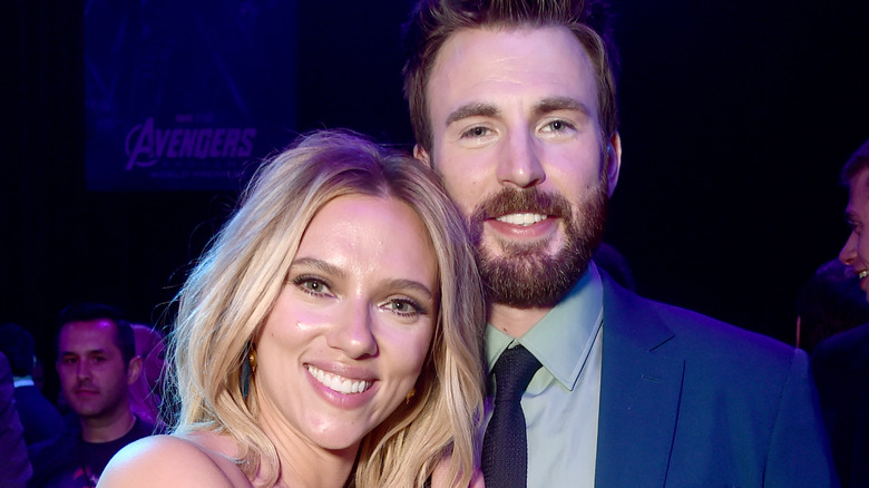 Scarlett Johansson et Chris Evans sourient