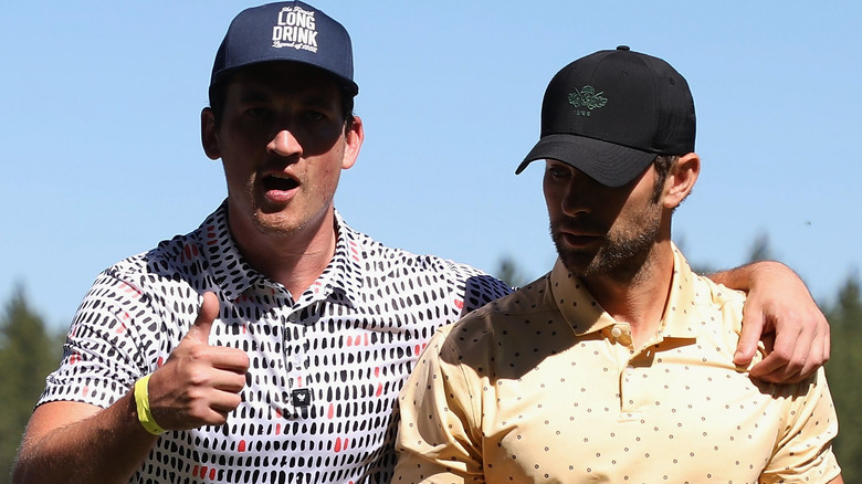 Miles Teller et Chace Crawford jouant au golf