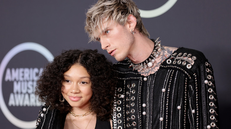 Machine Gun Kelly et Casie Colson Baker souriant