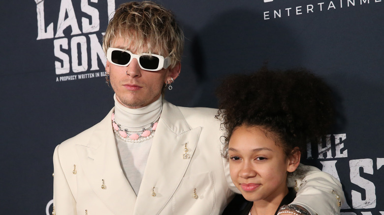 Machine Gun Kelly et Casie Colson Baker posant