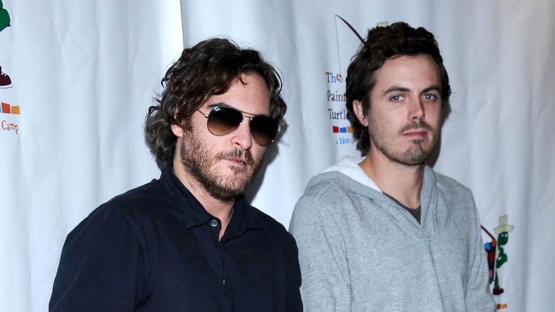 Joaquin Phoenix et Casey Affleck posent