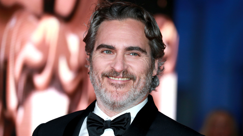 Joaquin Phoenix souriant