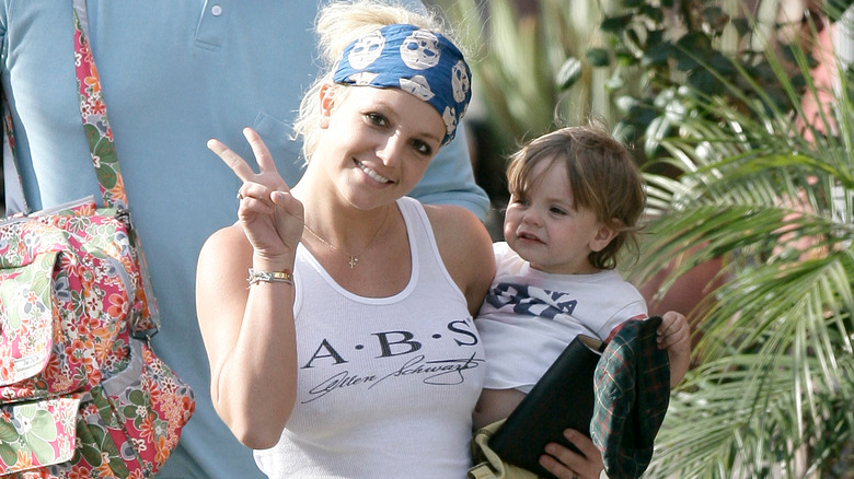 Britney Spears fait un signe de paix en tenant son fils dans ses bras