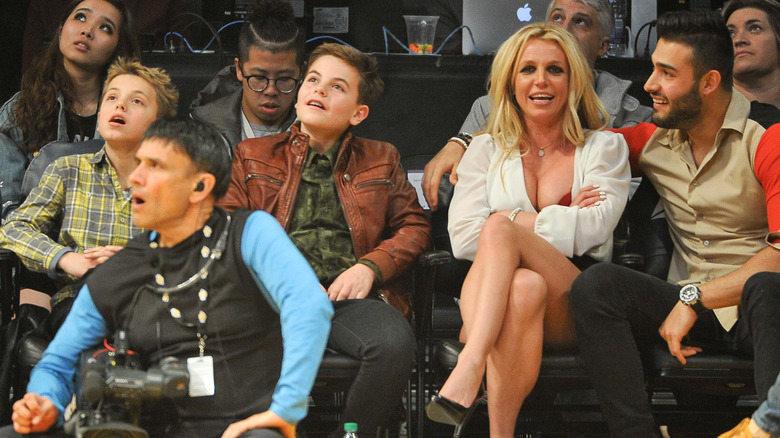 Britney Spears avec son mari et ses deux enfants assistent à un match de basket