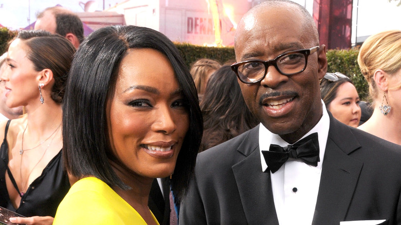 Angela Bassett et Courtney B. Vance sourient sur le tapis rouge 