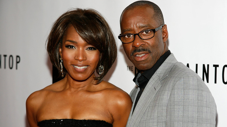 Angela Bassett et Courtney B. Vance sourient