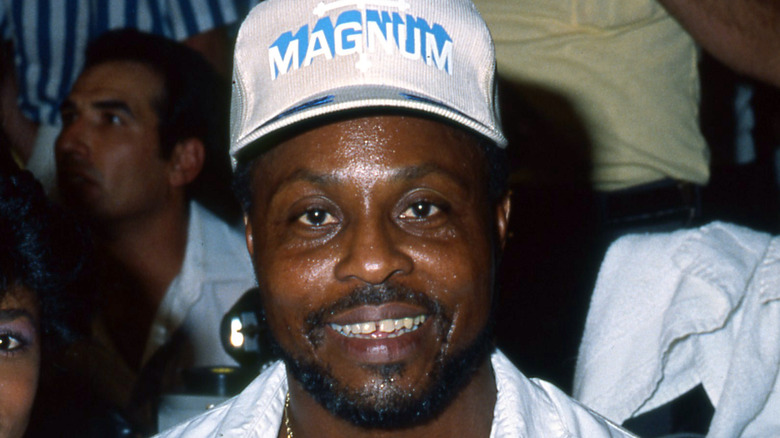 Roger E. Mosley, vedette de Magnum PI, en 1986