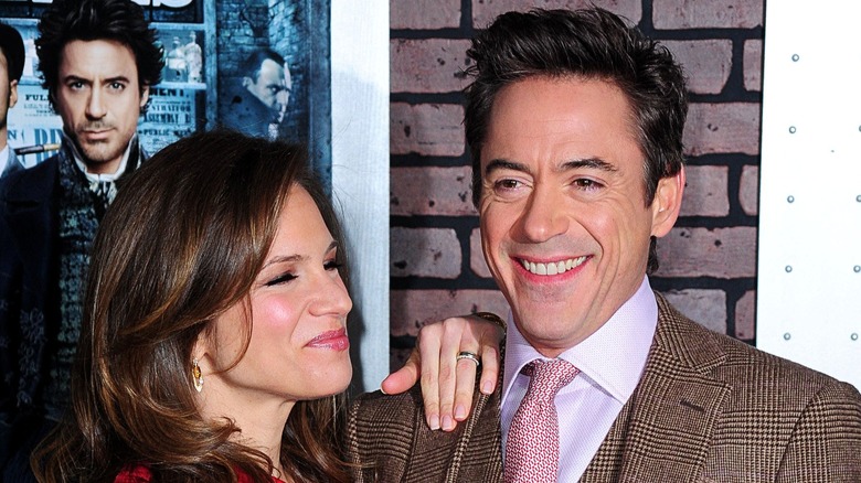 Susan Downey souriant à Robert Downey Jr.