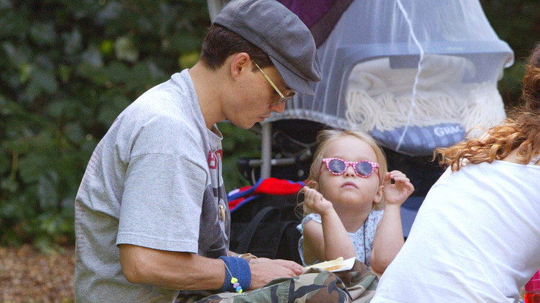 Johnny Depp et la jeune Lily-Rose Depp dans un parc