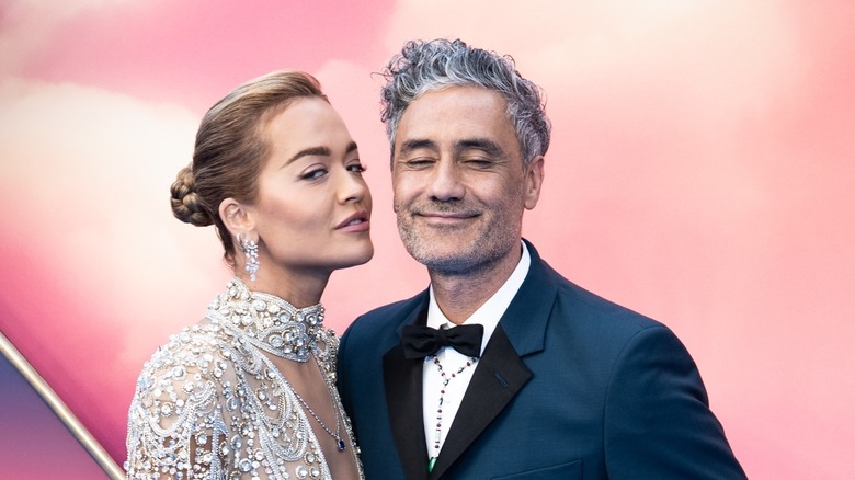  Rita Ora se penche pour embrasser une Taika Waititi souriante 