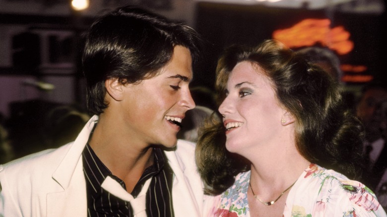 Rob Lowe regarde Melissa Gilbert en souriant