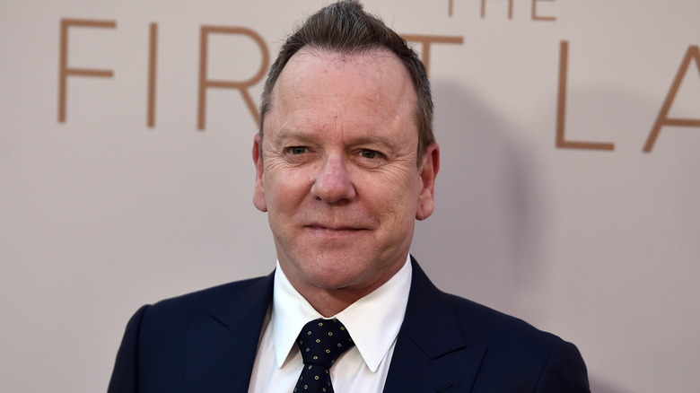 Kiefer Sutherland posant