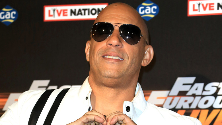 Vin Diesel fait du cœur avec les mains