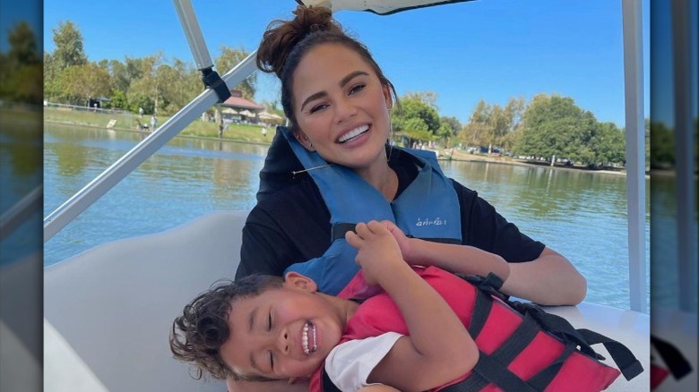 Chrissy Teigen, Miles Legend sur un bateau