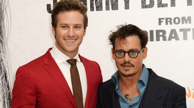 Armie Hammer souriant avec Johnny Depp