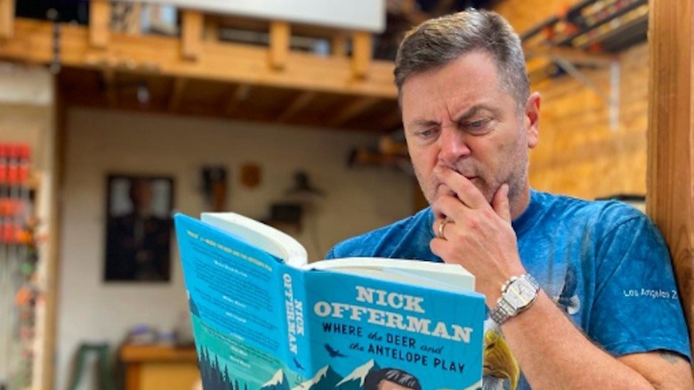 Nick Offerman lisant son livre 