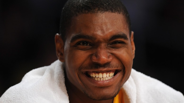 Andrew Bynum avec une serviette sur les épaules