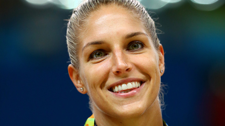 Elena Delle Donne tenant une médaille