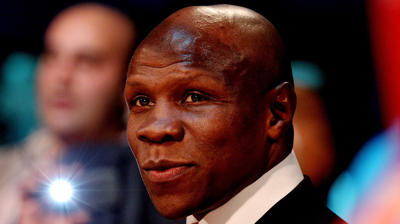 Chris Eubank portant un costume