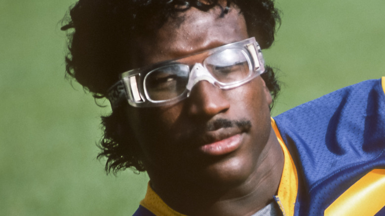 Erik Dickerson porte des lunettes