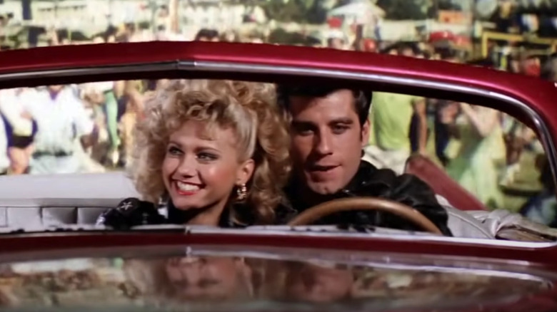 Olivia Newton-John, John Travolta en cabriolet 