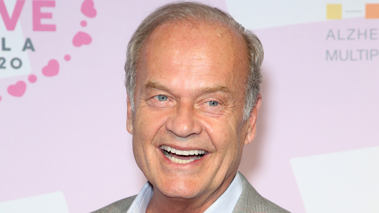 Grand sourire de Kelsey Grammer 