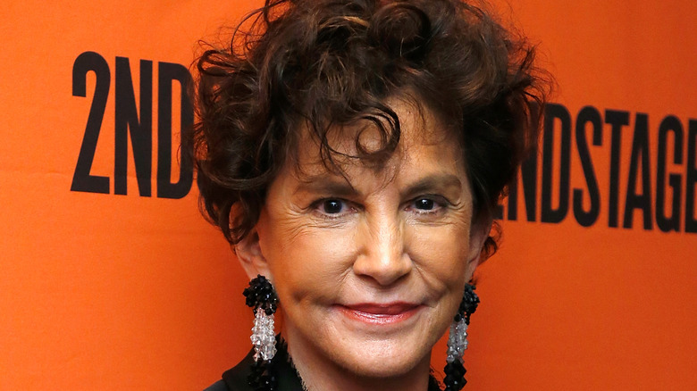 Mercedes Ruehl souriante