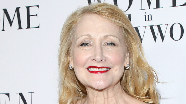 Patricia Clarkson souriante