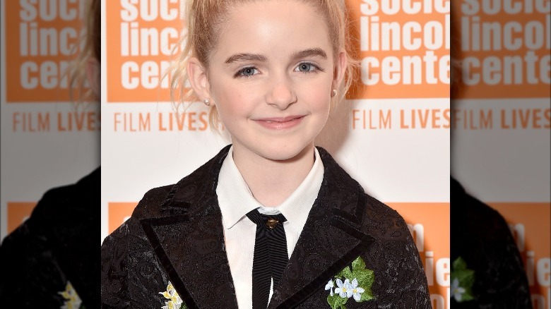 McKenna Grace en costume