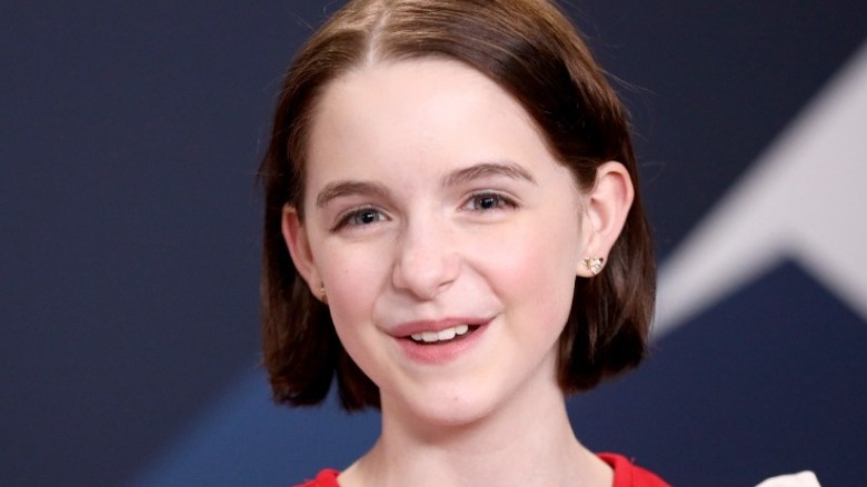 Mckenna Grace souriant à l'événement