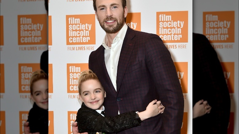 Mckenna Grace étreignant Chris Evans