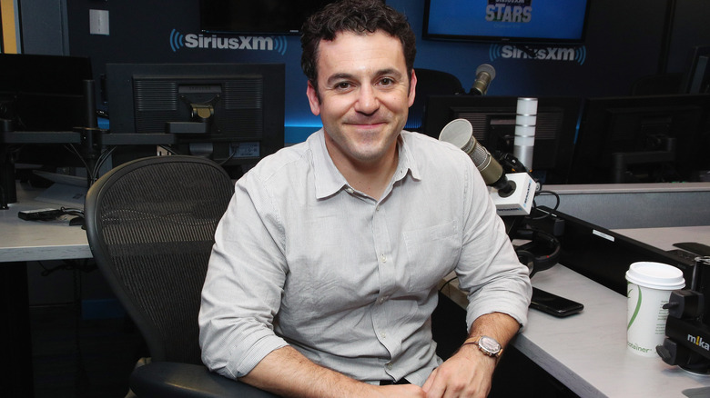 Fred Savage assis