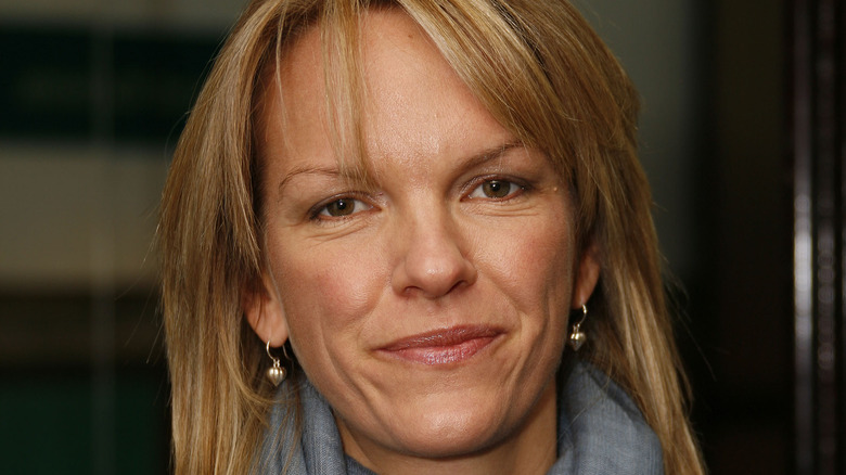 Elisabeth Murdoch regarde