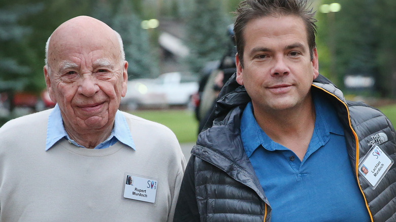 Rupert Murdoch marche avec son fils Lachlan