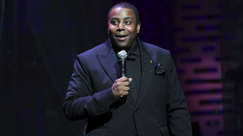 Kenan Thompson sur scène tenir le microphone