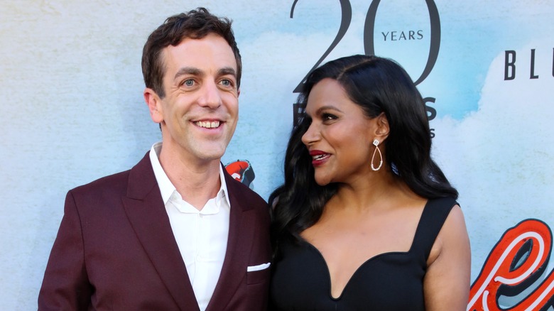 Mindy Kaling regarde BJ Novak en posant en 2022