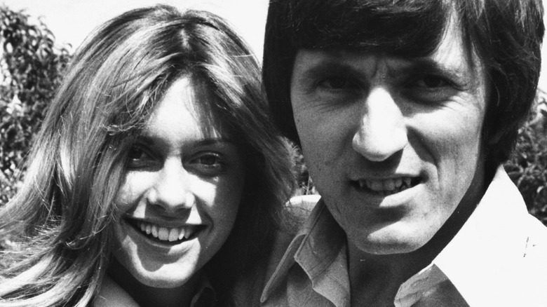 olivia newton-john et bruce welch en photo noir et blanc