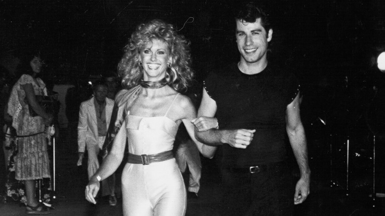 olivia newton-john et john travolta en photo noir et blanc