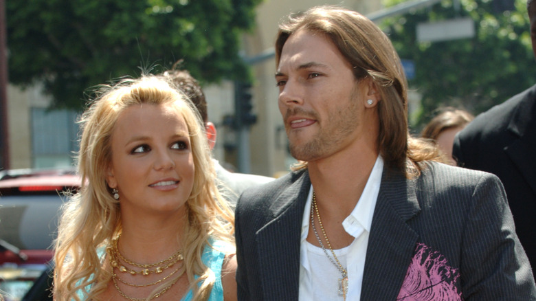 Britney Spears regarde Kevin Federline