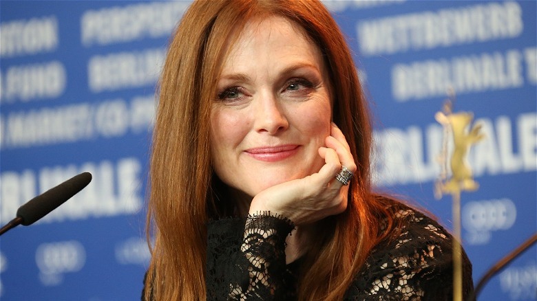 Julianne Moore posant sa tête dans sa main