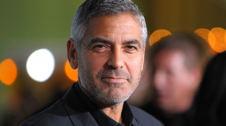 George Clooney souriant doucement